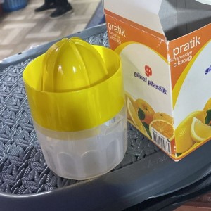 عصارة ليمون بلاستيك مع علبة في الاسفل قطعتين